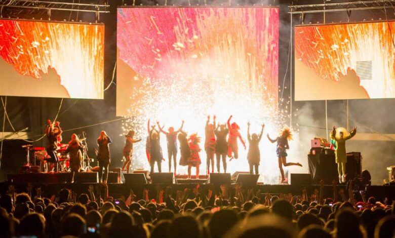 Björk sul palco del Berlin Festival 2013 [© Stephan Flad - via]