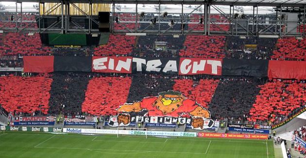 La curva ell'Eintracht. Foto © ArcCan/ Wikimedia Commons / CC BY-SA 3.0 / remixed by Il Mitte