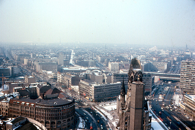 Panorama di Berlino Ovest dall'alto dell'Europa Center nel 1970 | Foto ©  Roger Wollstadt / CC BY-SA 2.0