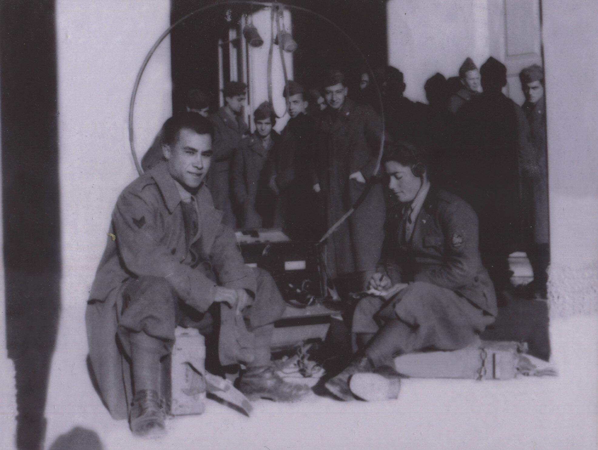 Antonio (seduto a destra) svolge le sue mansioni di marconista, Foto scattata prima della sua cattura.