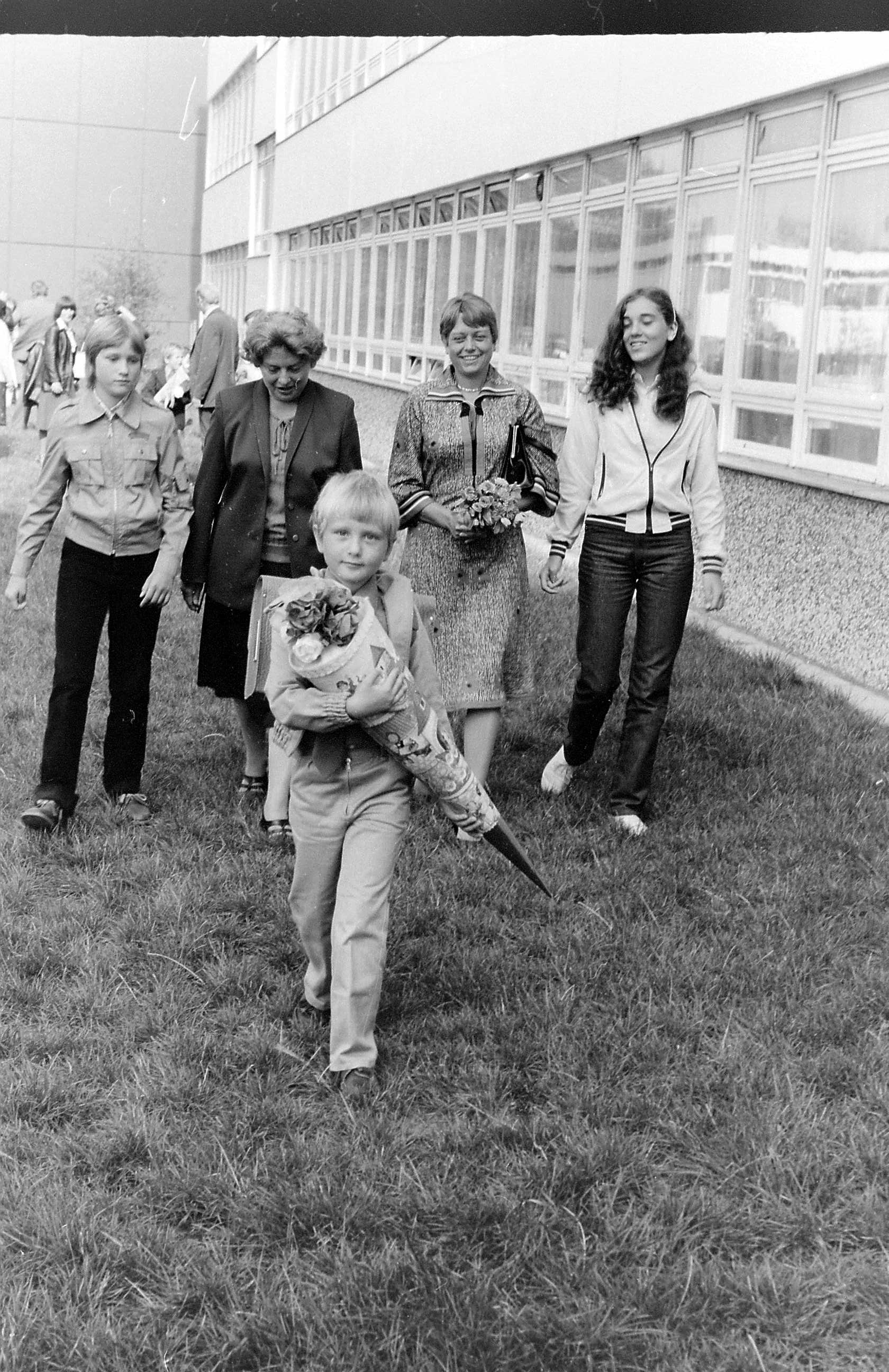 1981, Michael il primo giorno di scuola. Nelle mani ha il tipico cartoccio in cui venivano inseriti fiori, matite e dolci.