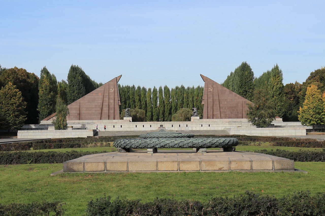 memoriale sovietico berlino photo