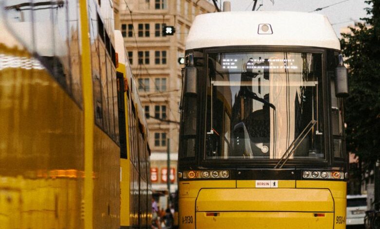 interruzioni nel trasporto pubblico U7 M6 M8 canva FREE tram BVG camion da un tram omofobia e mobbing Berlin-Abo U7 trasporto pubblico gratuito omofobia e mobbing Klima-Tram camion da un tram