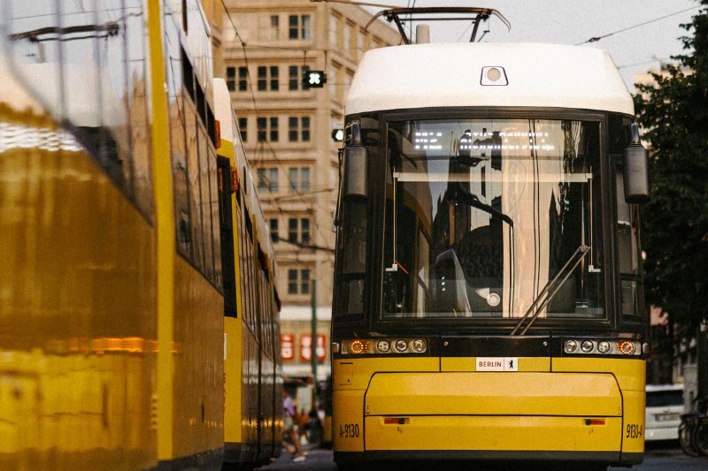 interruzioni nel trasporto pubblico U7 M6 M8 canva FREE tram BVG camion da un tram omofobia e mobbing Berlin-Abo U7 trasporto pubblico gratuito omofobia e mobbing Klima-Tram camion da un tram