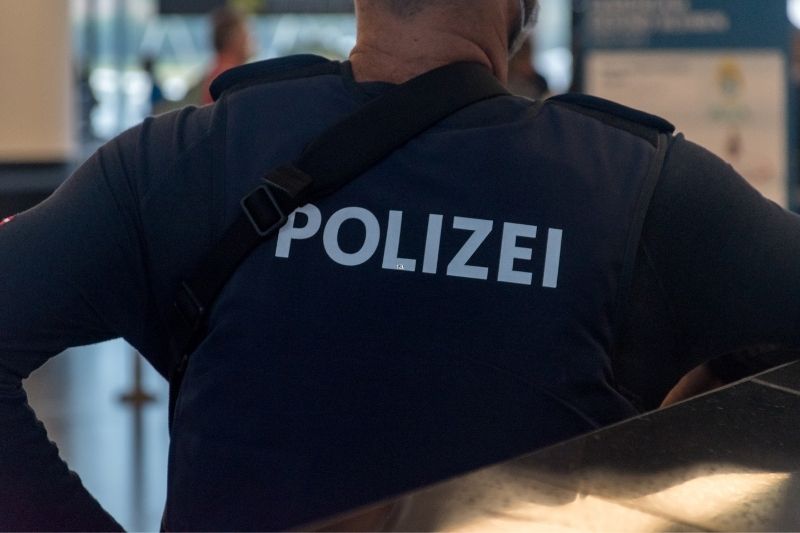 polizia di Berlino svastiche coinquilini