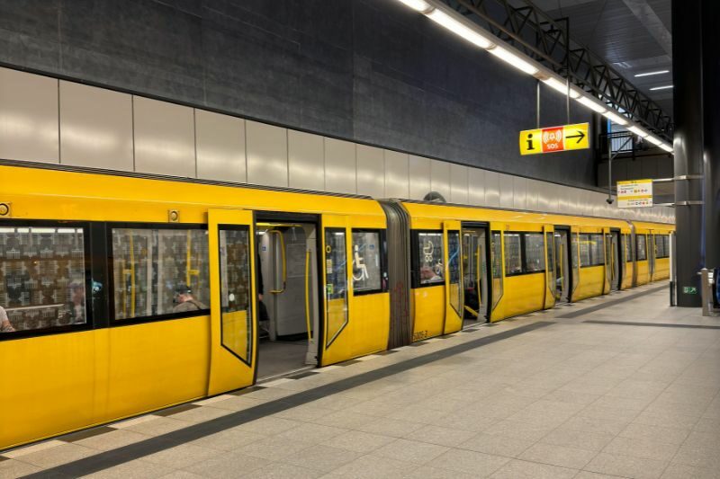 X Inclusione e diversità aumento 49 euro Fondo a 9 Euro U-bahn BVG canva free omofobia e mobbing