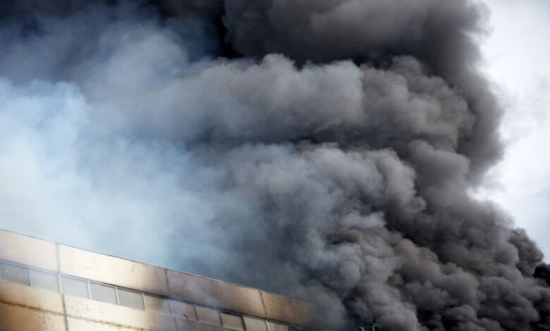 fumo, edificio in fiamme