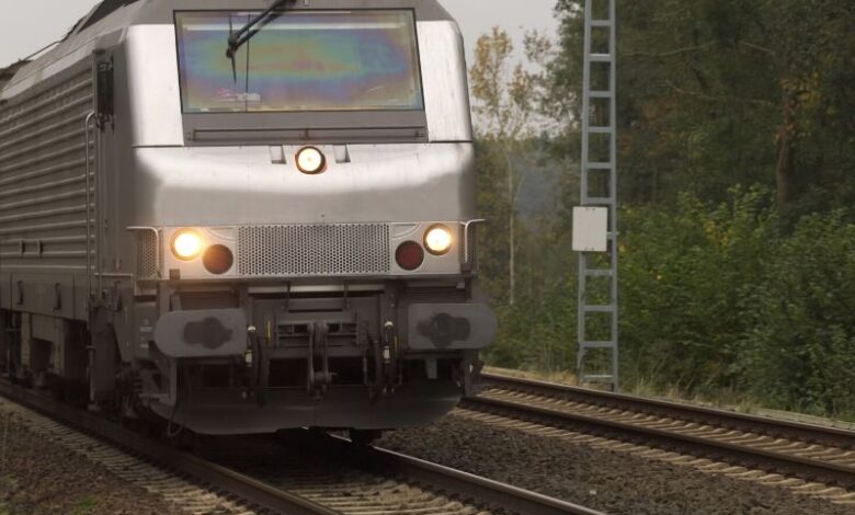 tredicenne treno merci